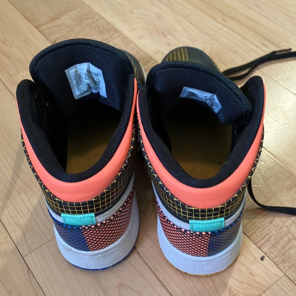 mid Jordan 1s with multi-color grid - Picture 4 of 4